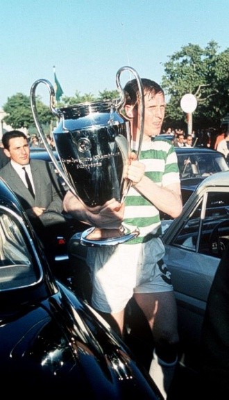 Billy McNeill – 790 trận cho Celtic, McNeill đưa Celtic tới chức vô địch châu Âu năm 1967 khi đánh bại Inter Milan. Còn một điều nữa, McNeill đá trọn toàn bộ 790 trận đấu đó, không vào sân từ ghế dự bị và cũng không rời sân giữa chừng.